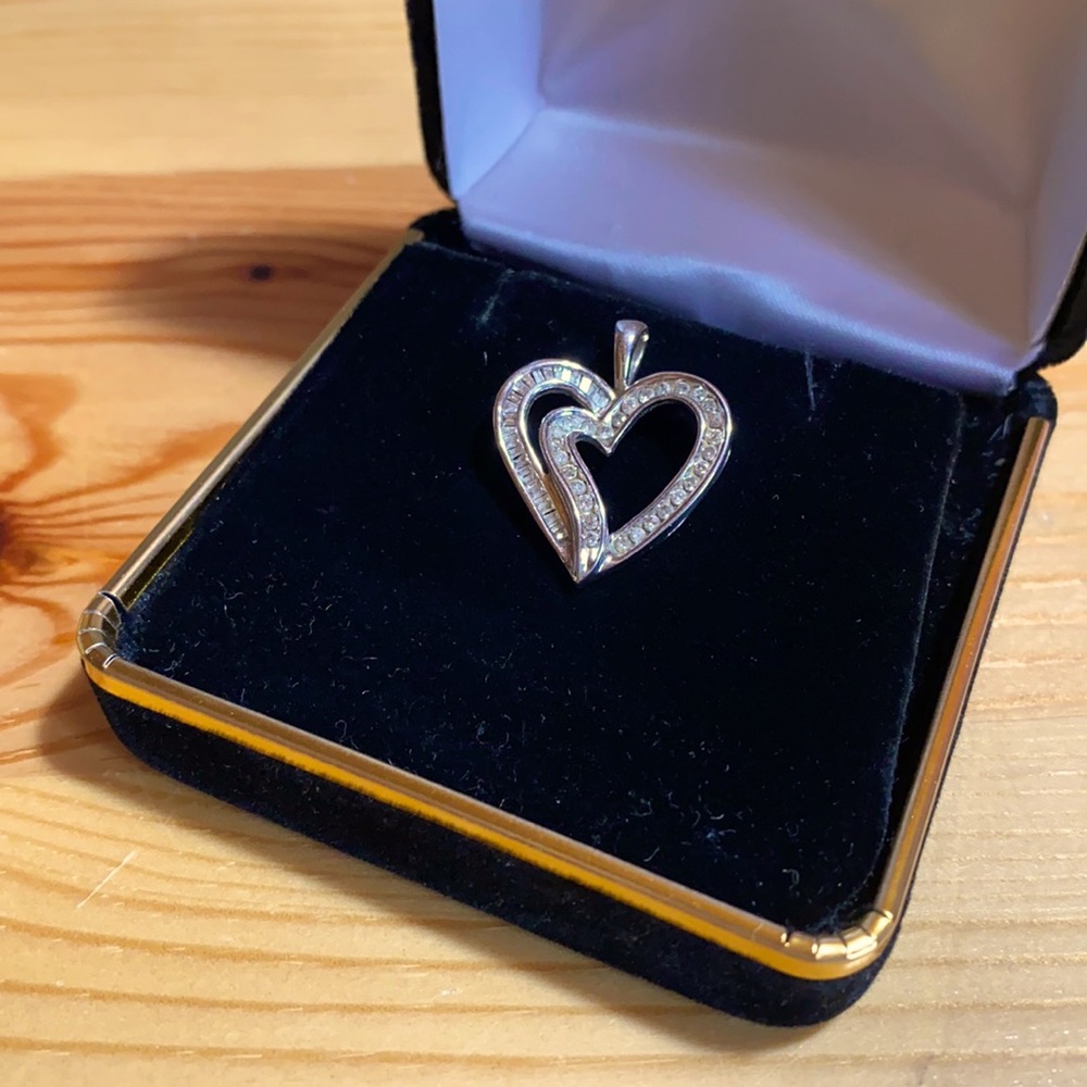 Diamond and white gold pendant.